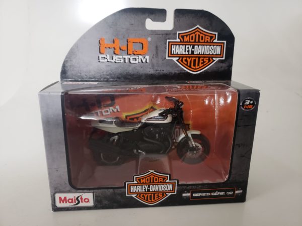 Maisto Harley Davidson H-D Custom 2011 XR 1200X Die-Cast Motorcycle 1:18 Series 32